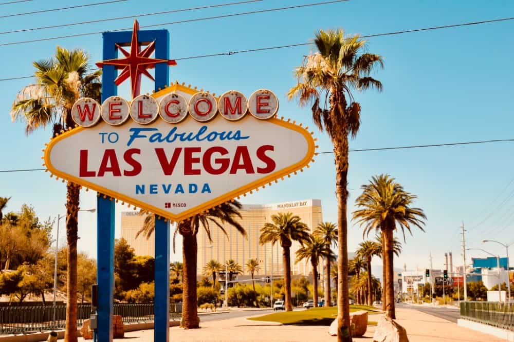 Willkommen im luxuriösen und fabelhaften Las Vegas-Schild. Erleben Sie den Inbegriff von Luxushotels und exklusivem Reisen, während Sie dieses ikonische Wahrzeichen bestaunen.